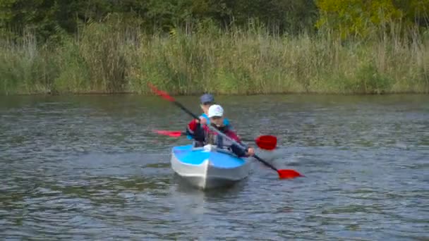 Mother and daughter canoe — Stock Video