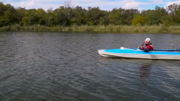 Active leisure on the river — Stock Video