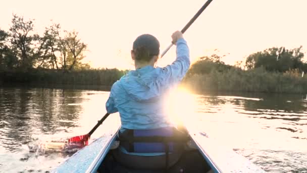 Ragazza nuota in kayak al tramonto — Video Stock