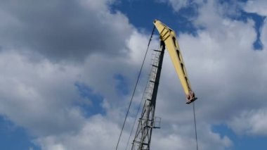 Gökyüzü arka plan üzerinde çalışma bağlantı noktası vinç