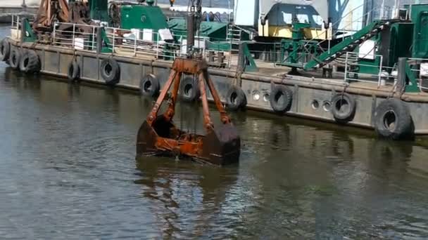 Verdieping van de bodem van de rivier — Stockvideo