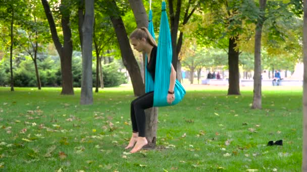 Genç kız hava yoga egzersizleri yapıyor — Stok video