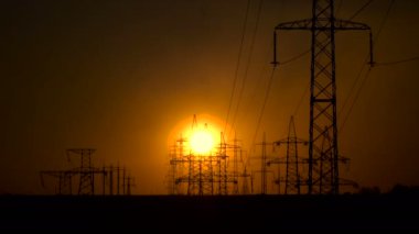 Gün batımı ve güç hatları