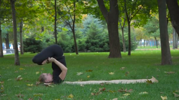 Beautiful girl does exercises on yoga — Stock Video