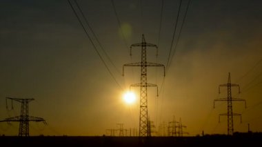 Yüksek voltajlı bir hattın Arkaplanda Günbatımı