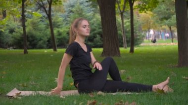 Çim yoga yaparken genç kız