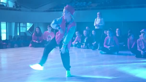 Молодой танцор танцующий хип-хоп — стоковое видео