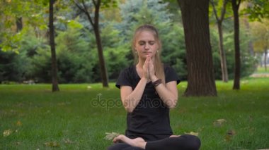 Güzel kızın yaptığı yoga egzersizleri