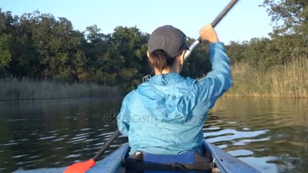 Chica nada en un kayak — Vídeos de Stock