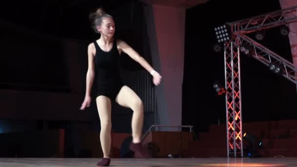 Gadis muda menari jazz modern — Stok Video