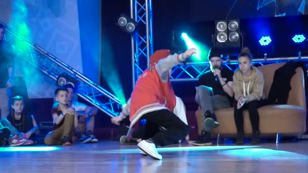 La joven bailarina bailando hip hop — Vídeos de Stock