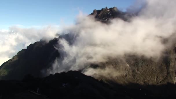 El movimiento de las nubes en las montañas — Vídeos de Stock