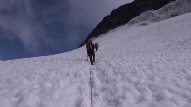 Escalada en una pendiente de nieve — Vídeos de Stock