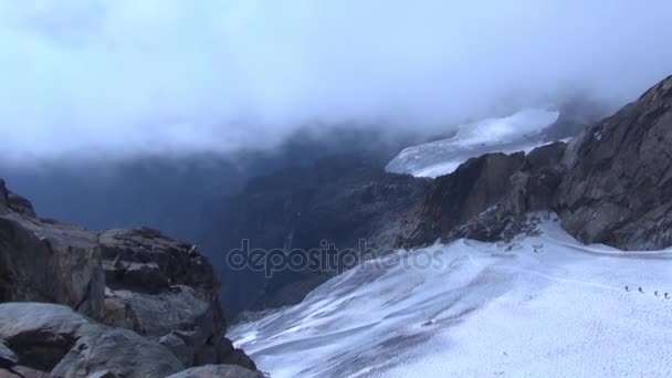 Grupo de escaladores en la cima de la montaña se eleva — Vídeos de Stock