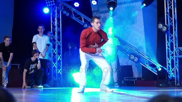 De jonge danser dansen hip hop — Stockvideo