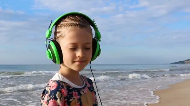 Lány a zöld fejhallgató — Stock videók
