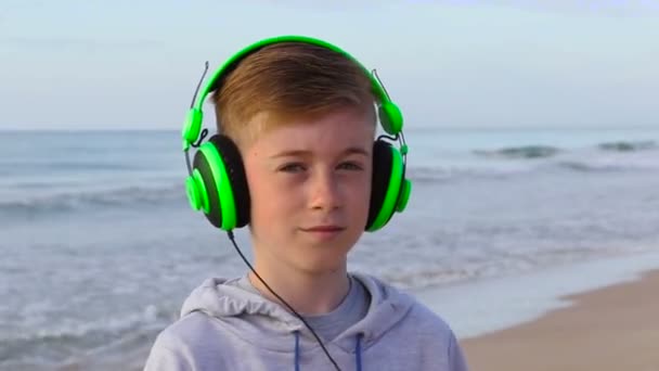 Хлопчик слухає музику — стокове відео