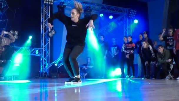Молода дівчина танцює хіп-хоп — стокове відео