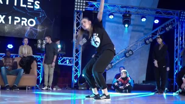 Ung flicka dansa hip-hop — Stock video