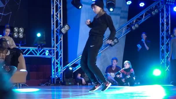 Jong meisje dansen hip-hop — Stockvideo