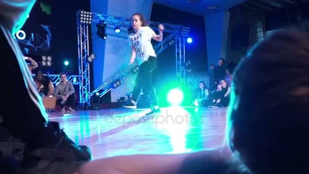 Chica joven bailando hip-hop — Vídeos de Stock