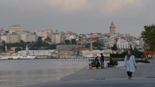 Стамбул. Набережная Золотого Рога . — стоковое видео