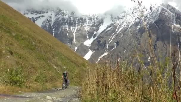 Ciclismo por el camino de montaña — Vídeo de stock