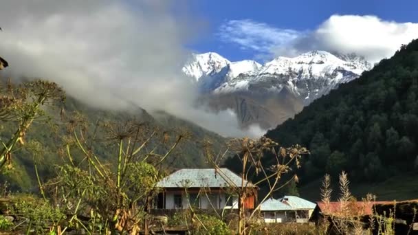 Aldea alpina en el Cáucaso — Vídeos de Stock