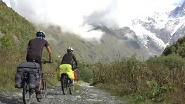 Ciclistas en carretera de montaña — Vídeo de stock