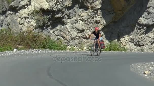 Bisikletle seyahat kız bisikletçi — Stok video