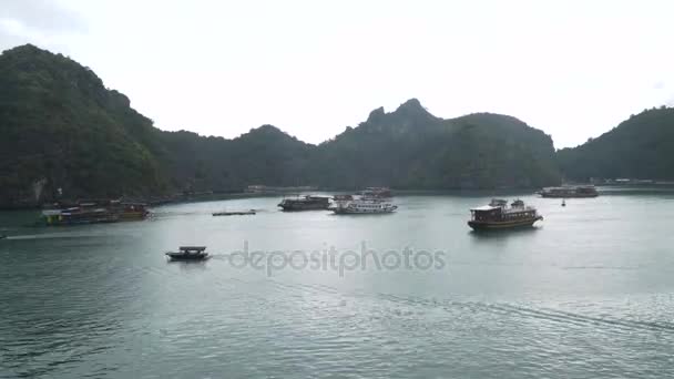 El tráfico de barcos en la bahía de Halong — Vídeo de stock
