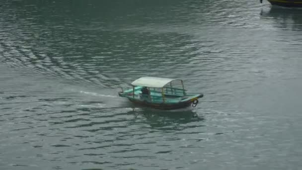 Vietnamees vissersboot zeilen op de zee — Stockvideo