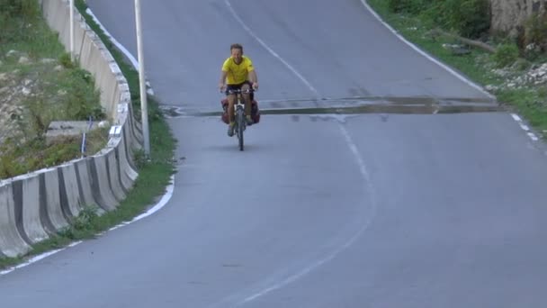 Ciclista a cavallo su strada asfaltata — Video Stock