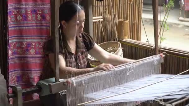 Fabricación textil tradicional asiática en pueblo artesanal — Vídeos de Stock