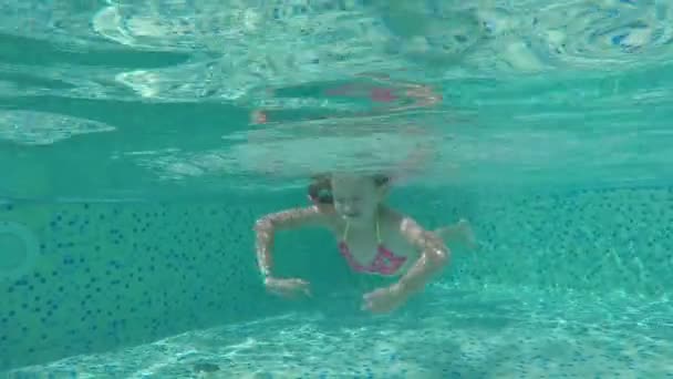 Girl swimming underwater. — Stock Video