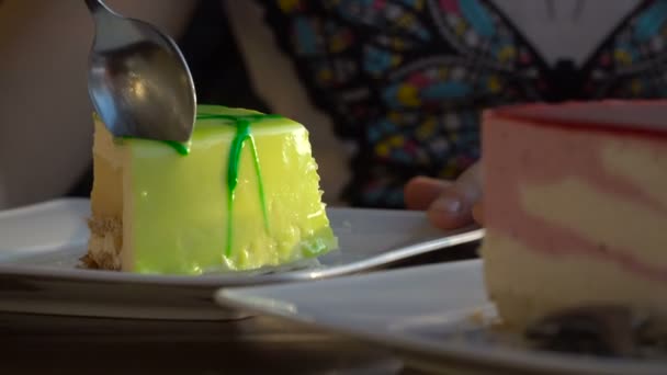 Green and red cheesecakes — Stock Video