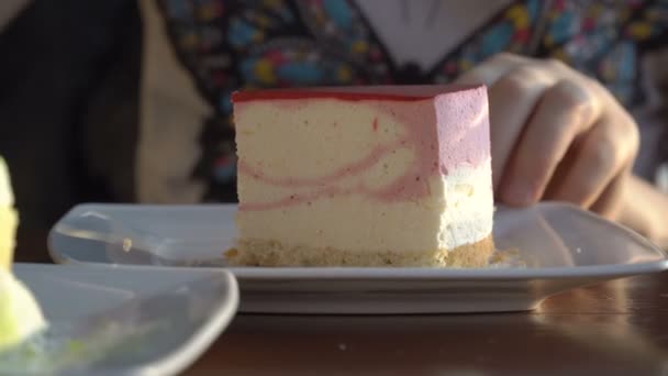Вкусный кусок торта — стоковое видео
