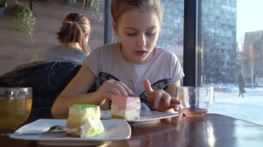 Tatlılar yemek bir kafede kız