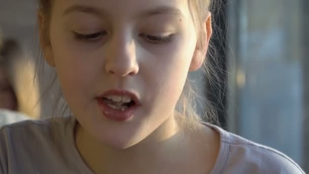 Νεαρό κορίτσι τρώει πρωινό — Αρχείο Βίντεο