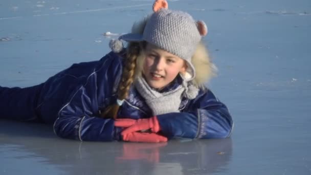 Девушка лежит на льду — стоковое видео