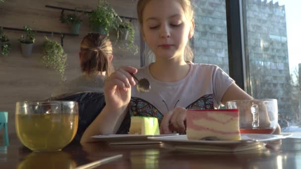 Girl teenager has breakfast — Stock Video