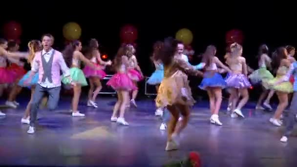 Grupa tańca na scenie — Wideo stockowe
