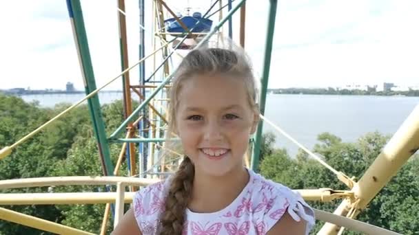 Girl riding on the Ferris wheel. — Stock Video