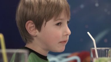 Düşünceli yemek yiyecek çocuk