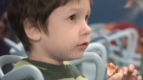 Chico comiendo pizza — Vídeo de stock