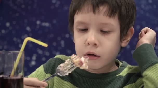 Boy eating cake — Stock Video