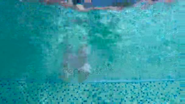 男の子がプールにダイブします。 — ストック動画