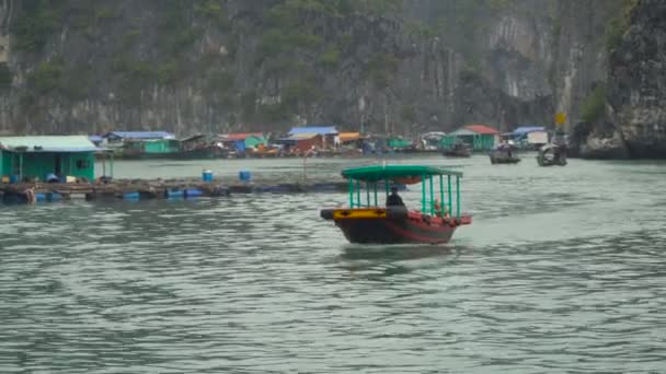 Bateau de pêche vietnamien navigue sur la mer — Video