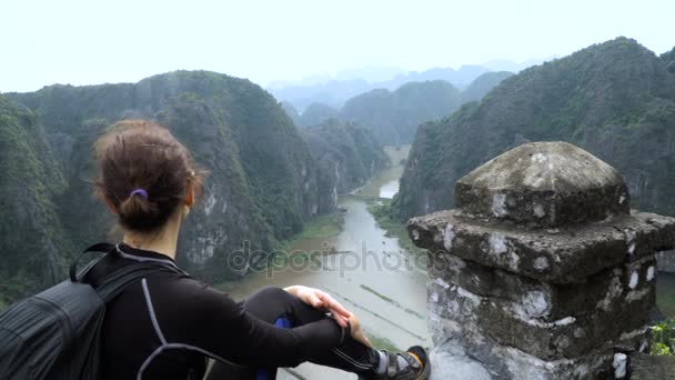 Turismo en el fondo de los paisajes asiáticos — Vídeo de stock