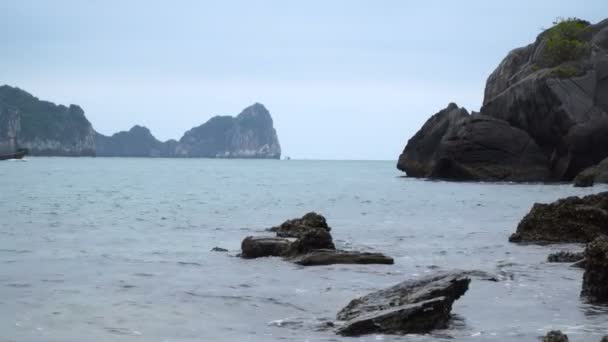 Der Fischerschoner segelt auf dem Meer zwischen den Felsen — Stockvideo